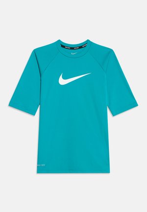 Türkisfarbenes Nike Badeshirt mit kurzen Ärmeln, weißem Swoosh-Logo mittig auf der Brust und rundem Ausschnitt vor weißem Hintergrund.