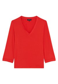 Rotes V-Ausschnitt-T-Shirt aus weichem Stoff mit Dreiviertelärmeln und umgeschlagenen Bündchen. Minimalistisches Design ohne Muster oder Akzente.