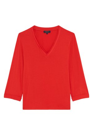 Rode V-hals T-shirt van zacht materiaal met driekwart mouwen en opgerolde mouwen. Minimalistisch ontwerp zonder patronen of accenten.