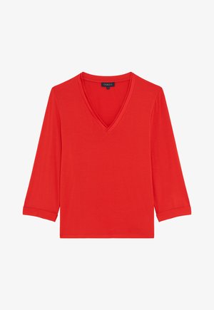 Rotes V-Ausschnitt-T-Shirt aus weichem Stoff mit Dreiviertelärmeln und umgeschlagenen Bündchen. Minimalistisches Design ohne Muster oder Akzente.