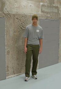 Jordan M J FLT ESS OVRSZ SS CREW - T-shirt basic - carbon heather