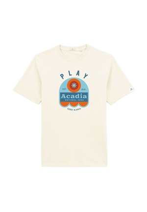 T-shirt de couleur crème avec un graphique bleu et orange comportant "PLAY Acadia NATIONAL PARK" et "EST 1919", fabriqué en coton doux.