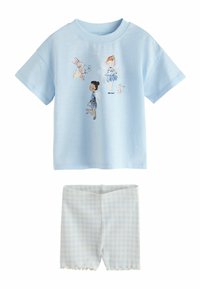 Conjunto para niño pequeño azul claro con camiseta de manga corta con dibujos de niños, conejo y ratón; pantalones cortos a cuadros azul y blanco a juego.