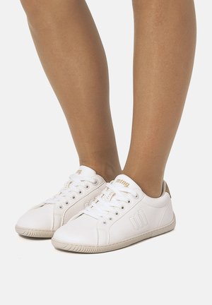 Weiße Ledersneaker mit strukturierter Oberfläche, Schnürsenkeln, goldenen Akzenten und einer beigefarbenen Gummisohle. Klassisches Low-Top-Design.