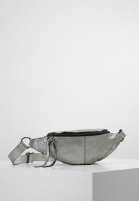 Harmaa metallinhohtoinen nahkavyölaukku, jossa on vetoketjulla varustettu yläosa, säädettävä hihna ja sileä pinta. Ominaisuuksiin kuuluu pyöristetty muoto ja vähäinen ompelu.