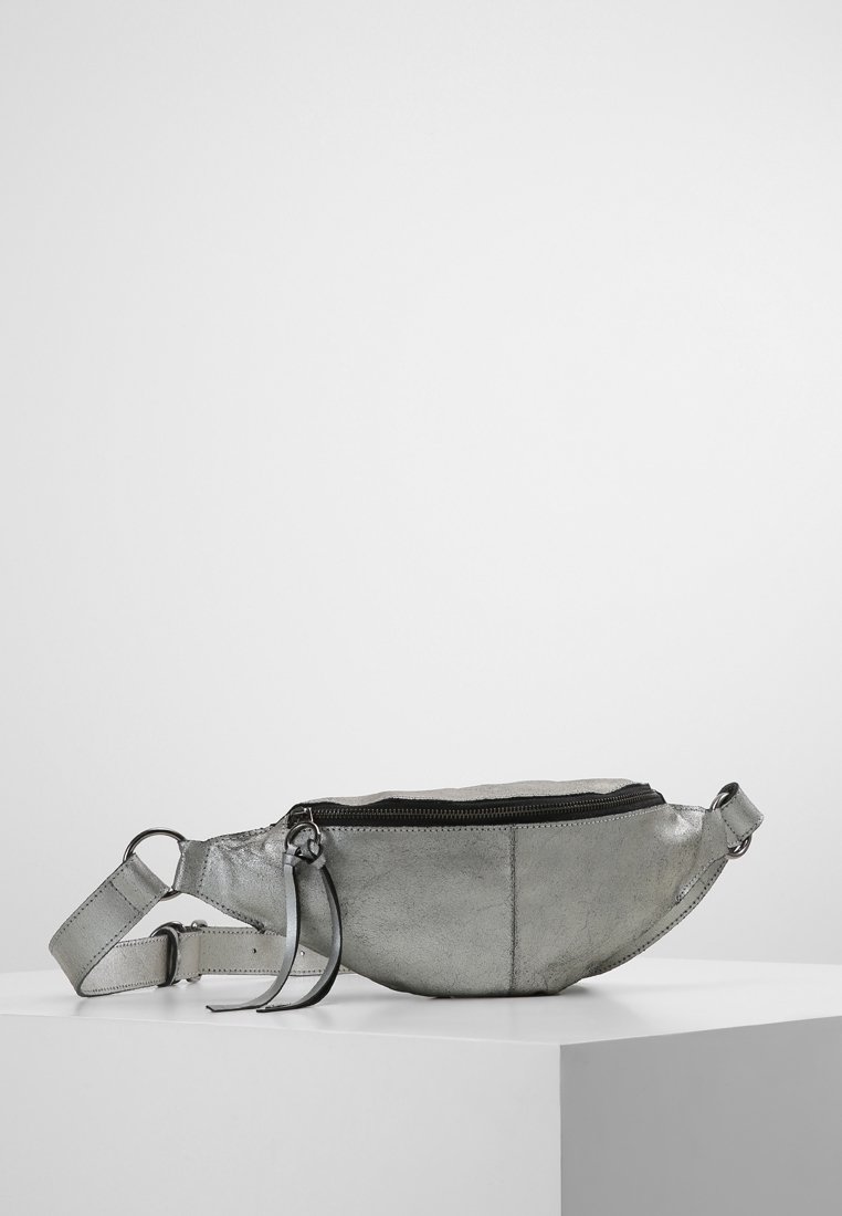 Harmaa metallinhohtoinen nahkavyölaukku, jossa on vetoketjulla varustettu yläosa, säädettävä hihna ja sileä pinta. Ominaisuuksiin kuuluu pyöristetty muoto ja vähäinen ompelu.