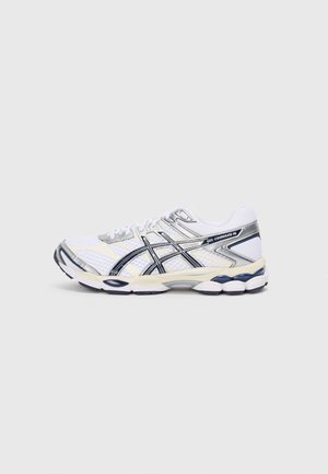 Chaussure de course blanche et bleu marine avec tige en mesh, fermeture à lacets, semelle rembourrée et marquage "GEL-CUMULUS 16" sur le côté.