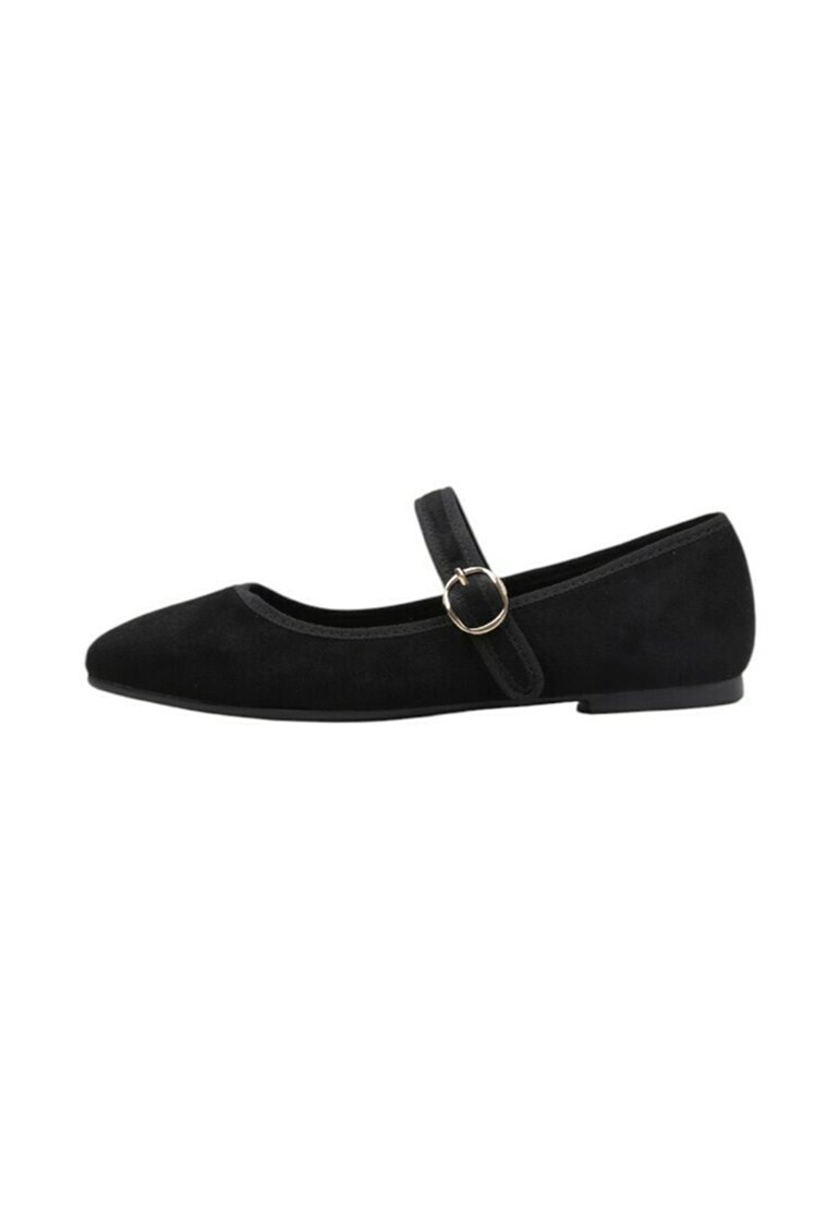 Zapatos planos Mary Jane de ante negro con punta redondeada, una tira única con hebilla en tono dorado y una suela de perfil bajo.