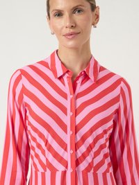 Πουκάμισο με κουμπιά σε κόκκινο και ροζ ριγέ ύφασμα, με γιακά, μακριά μανίκια και ροζ κουμπιά, διακοσμημένο με σχέδιο ζιγκ-ζαγκ και ομαλή υφή.
