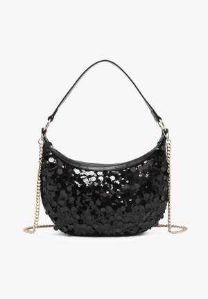 Zwarte handtas in halve maan vorm, bedekt met glanzende pailletten, met korte leren riem en afneembare gouden kettingriem.