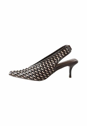 Schwarzer gewebter Lederslingback mit spitzer Zehe und niedrigem Stilettoabsatz auf weißem Hintergrund.