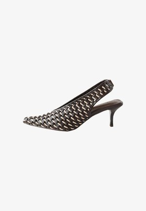 Schwarzer gewebter Lederslingback mit spitzer Zehe und niedrigem Stilettoabsatz auf weißem Hintergrund.