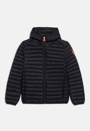 Sort quiltet hættejakke med forreste lynlås, elastiske manchetter, sidelommer og lille orange mærke på venstre ærme mod hvid baggrund.