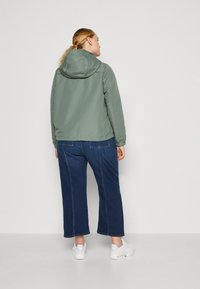 Vero Moda Curve VMCZOA  - Sommerjakke - laurel wreath