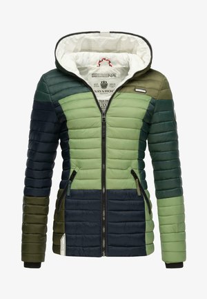 Veste matelassée dégradée vert et bleu, dotée d'une fermeture éclair, d'une capuche, de deux poches latérales et d'une surface texturée.