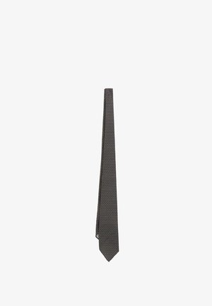 Corbata delgada negra y gris con pequeños patrones geométricos, colgando recta sobre un fondo blanco.
