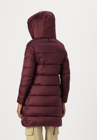 Bordo puffer kaput s kapuljačom, vidljivim kvadratnim uzorkom, dugim rukavima i detaljem s gumbom na vratu, s blago produženim dizajnom.