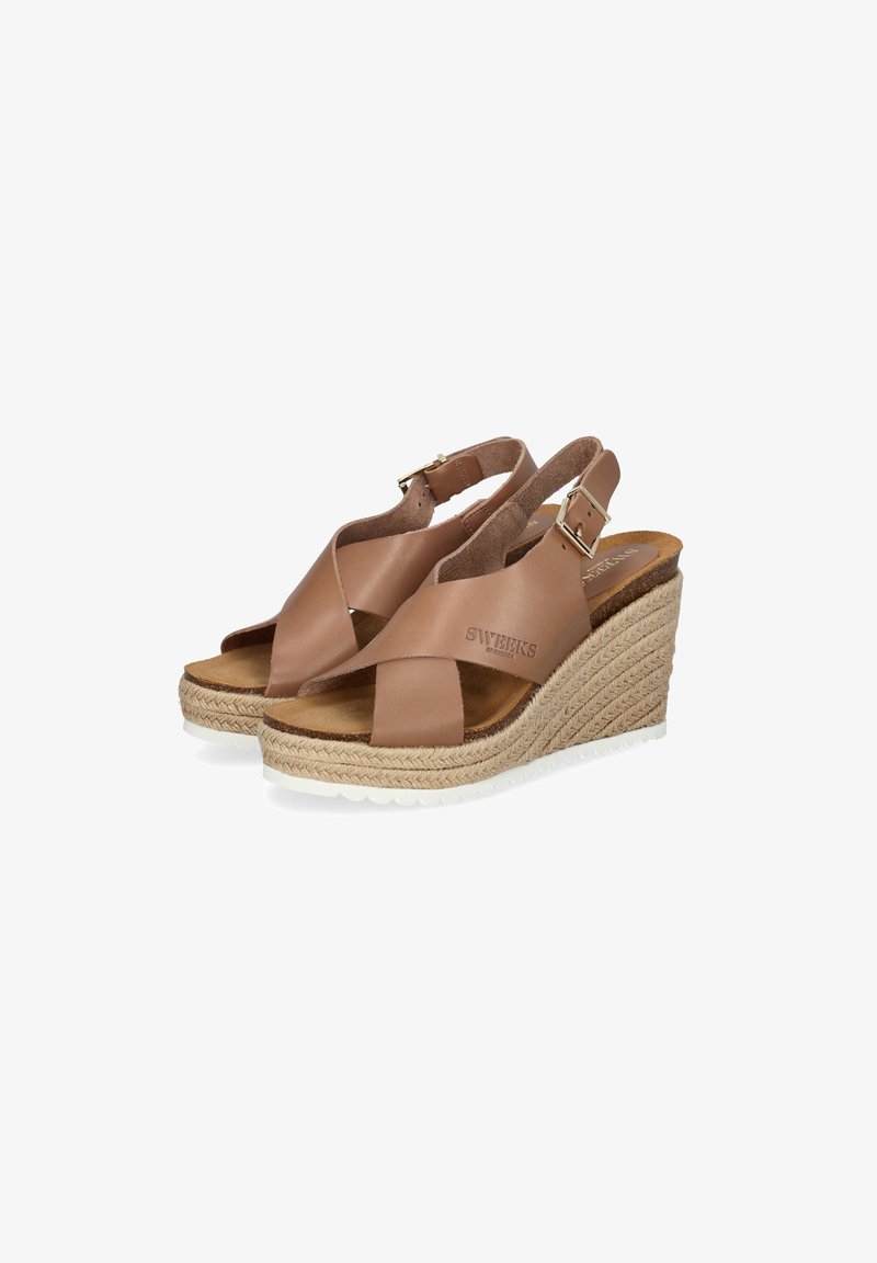 Sandales à talon en cuir tan avec un design à brides croisées et une boucle ajustable. Plateforme en jute et semelle extérieure en caoutchouc blanc pour une bonne adhérence.