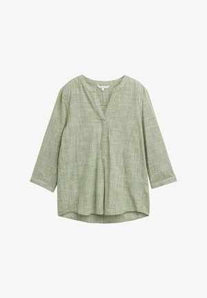 Blusa verde,ampia e morbida, con scollo a V e maniche a tre quarti. Il tessuto testurizzato presenta un delicato motivo a quadri.