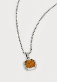 Collier en argent avec un pendentif en œil de tigre octogonal, surface polie et design minimaliste.