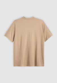 Beige, rövid ujjú póló kerek nyakkal, sima textúrával és laza fazonnal. Az anyaga puha és könnyű, alkalmas hétköznapi viseletre.