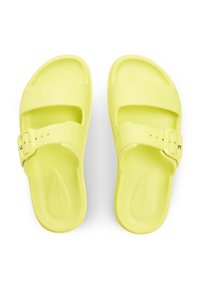 Κίτρινα λαστιχένια σανδάλια με δύο φαρδιές λουρίδες και αγκράφα. Λείο υλικό με ανατομικό πέλμα και διακριτικές λεπτομέρειες μάρκας.