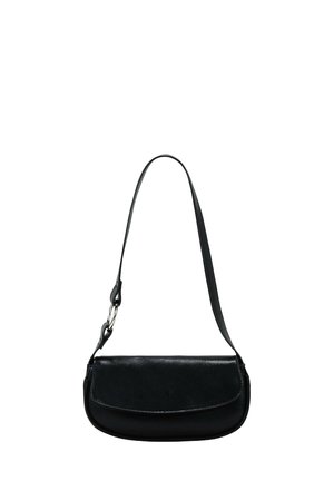 Bolso de hombro negro de piel con una textura suave, forma curva y una sola correa ajustable. Presenta un cierre de solapa redondeada y sencillo.