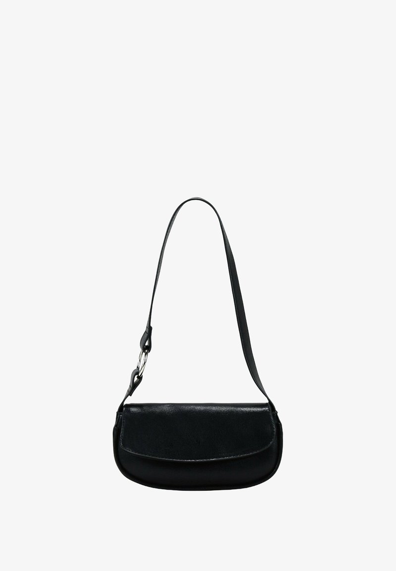 Bolso de hombro negro de piel con una textura suave, forma curva y una sola correa ajustable. Presenta un cierre de solapa redondeada y sencillo.
