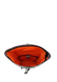 Grå ryggsäck med en texturerad yta, med ett orange nyloninrede. Inkluderar intern ficka och en dragkedjestängning upptill.