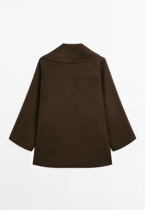 Cappotto di lana marrone con un ampio colletto, maniche a tre quarti, taglio dritto e senza bottoni o decorazioni visibili.