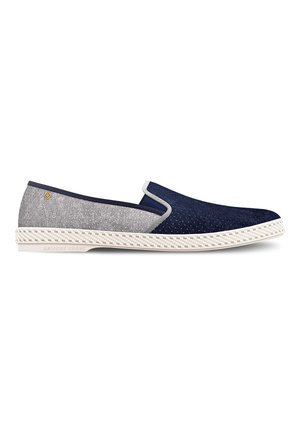 Instap schoenen met een bovenwerk van blauw en grijs gestructureerde stof, een witte geweven zool en subtiele hardware-accenten. Geperforeerd ontwerp voor ademend vermogen.