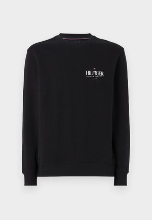 Sweatshirt preto feito de algodão, com gola redonda, punhos canelados e um logo branco "HILFIGER" com um pequeno detalhe da bandeira no peito.