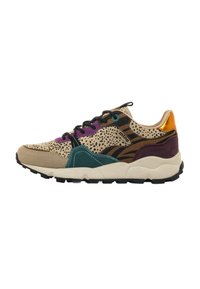 Sneaker multicolore con tomaia beige maculata, dettagli in teal, viola e marrone, suola nera robusta e dettagli testurizzati.
