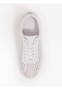 Sneaker bianco con motivo a stella perforato, superiore in pelle e tessuto, design con lacci, punta rotonda e marchio sulla linguetta e sul lato.