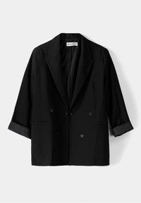 Černý dvoubarevný blazer s širokými klopami a vyhrnutými rukávy, vystavený na jednoduše bílém pozadí.