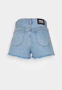 Pantalones cortos de mezclilla azul claro con dobladillo deshilachado, que cuentan con dos bolsillos traseros y una etiqueta negra de marca en la cintura.