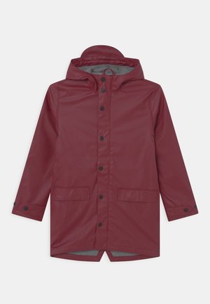 Impermeable burdeos con capucha, botones a presión negros en la parte frontal y los puños, dos bolsillos delanteros con solapa y detalle de dobladillo trasero partido.