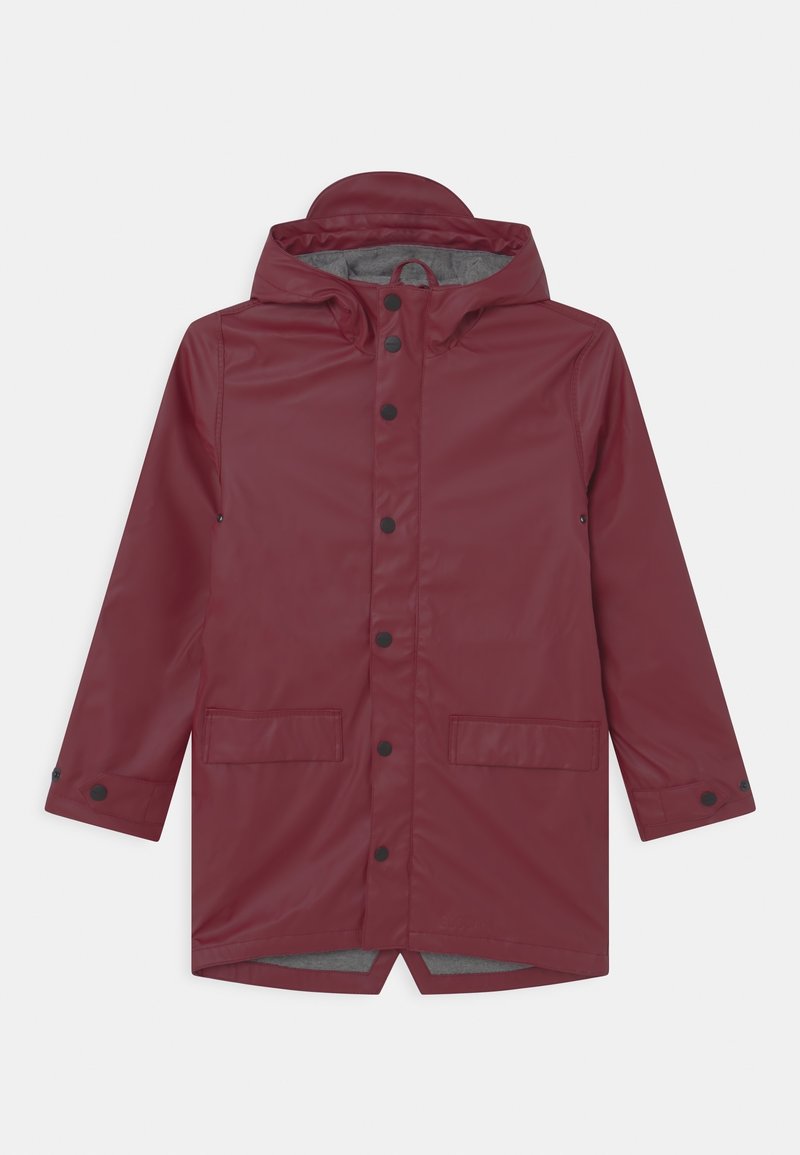 Impermeable burdeos con capucha, botones a presión negros en la parte frontal y los puños, dos bolsillos delanteros con solapa y detalle de dobladillo trasero partido.