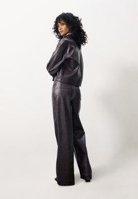 FRNCH CHERRY - Pantalon classique - chocolat