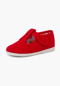 Scarpa in tessuto rosso con punta larga e arrotondata, cinturino in Velcro e suola in gomma bianca. L'interno presenta un motivo colorato con piccole forme.