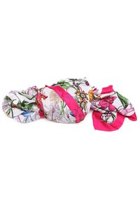 Foulard in seta floreale con colori vivaci e un bordo rosa prominente, che presenta dettagliati motivi floreali con una texture liscia.