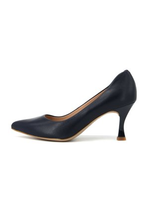 Tacco in pelle blu navy con punta affusolata e tacco sottile e curvo; texture liscia con una leggera lucentezza e una fodera interna beige.