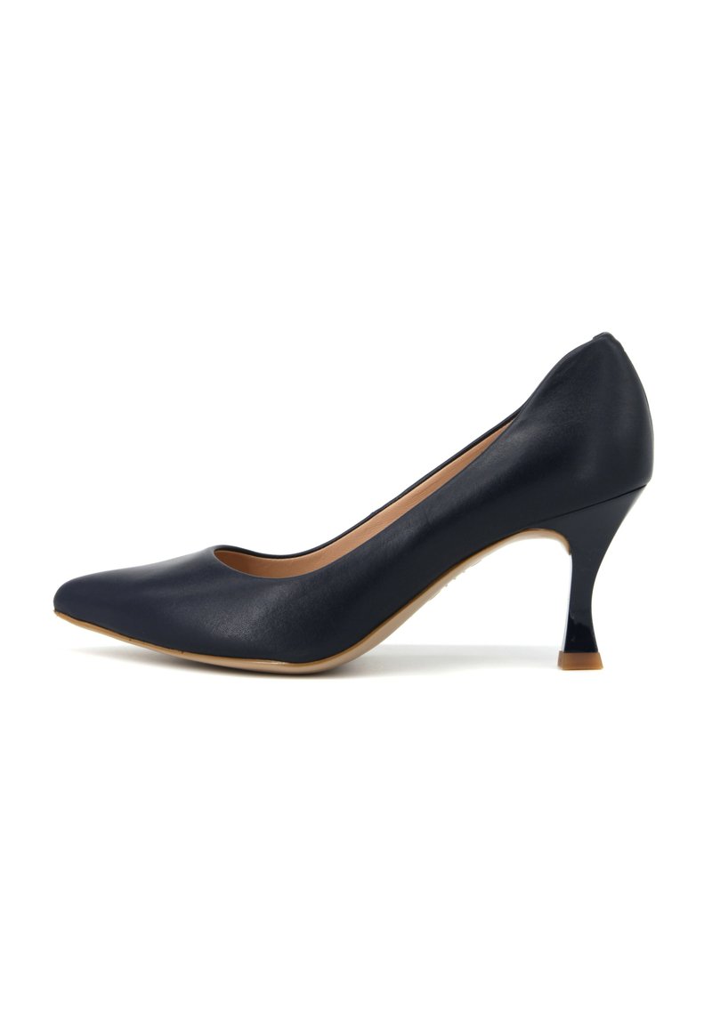 Tacco in pelle blu navy con punta affusolata e tacco sottile e curvo; texture liscia con una leggera lucentezza e una fodera interna beige.