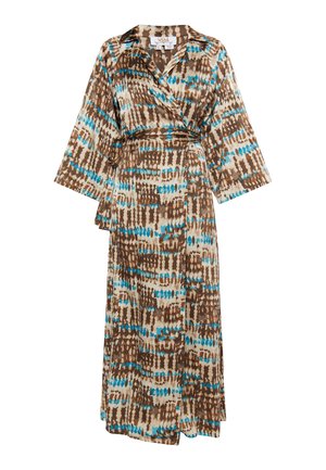 Hosszú, könnyű anyagból készült, barna, bézs és kék absztrakt mintájú gombolós ruha. Széles ujjakkal és derékon megkötős övvel rendelkezik.