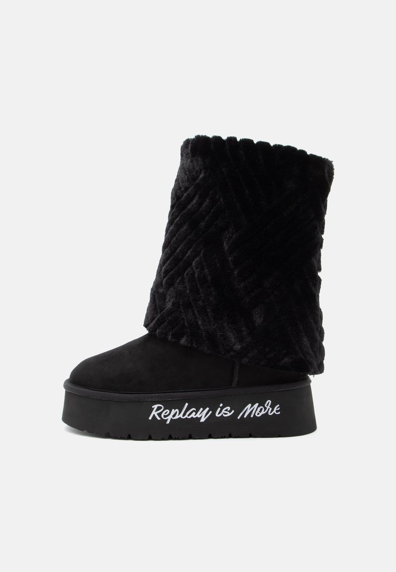 Černá kozačka do půli lýtek s texturovaným kožíškem na svršku, nubukovou podrážkou, silnou podešví a bílým nápisem "Replay je víc" vytištěným na straně podrážky.