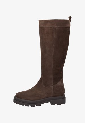 Bottes en daim marron jusqu'aux genoux avec une semelle plate en caoutchouc noir, une texture lisse et des coutures décoratives subtiles le long des coutures.