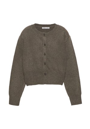 Hnědý pletený kardigan na knoflíky s dlouhými rukávy a kulatým výstřihem, položený na bílém pozadí.