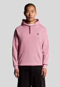 Felpa rosa con cappuccio e cordino, tasca frontale e piccolo logo giallo sul petto. Tessuto morbido e texture con maniche lunghe.