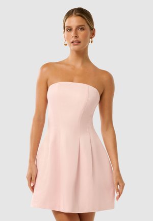 Robe mini rose sans bretelles avec un corsage ajusté, une jupe évasée et des plis latéraux. Texture de tissu lisse avec une silhouette épurée.