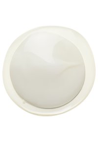 Ronde, keramische serveerschaal in glanzend off-white met een gladde, gebogen rand en subtiele glans; heeft een verhoogd midden.